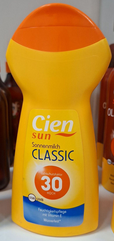 لوسیون ضد آفتاب کلاسیک سین با خاصیت مرطوب کنندگی با ویتامین E با SPF 30 با حجم 250 میلی(واردات قانونی از منطقه آزاد ارس)