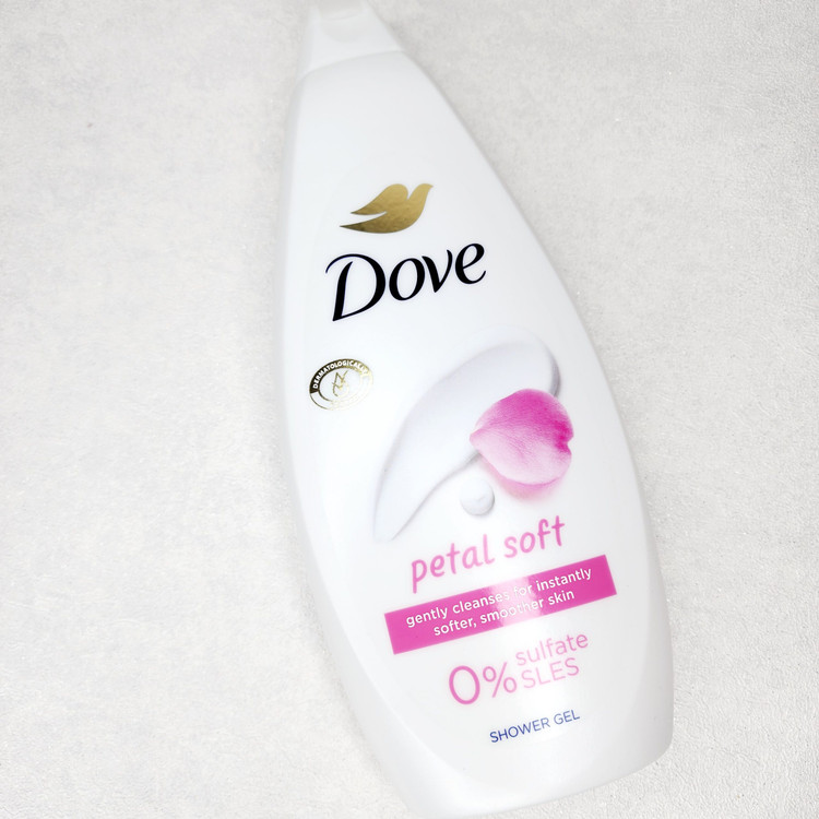شامپو بدن داو بدون سولفات برای پوستهای حساس Dove Petal Soft با حجم 720 میلی(واردات قانونی از منطقه آزاد ارس)
