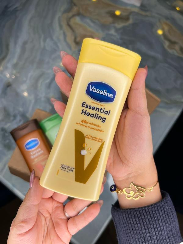 لوسیون بدن وازلین مدل Essential Healing ، حاوی پارابن و گلیسیرین ، مناسب برای پوست خشک ، با حجم 200 میلی(واردات قانونی از منطقه آزاد ارس)