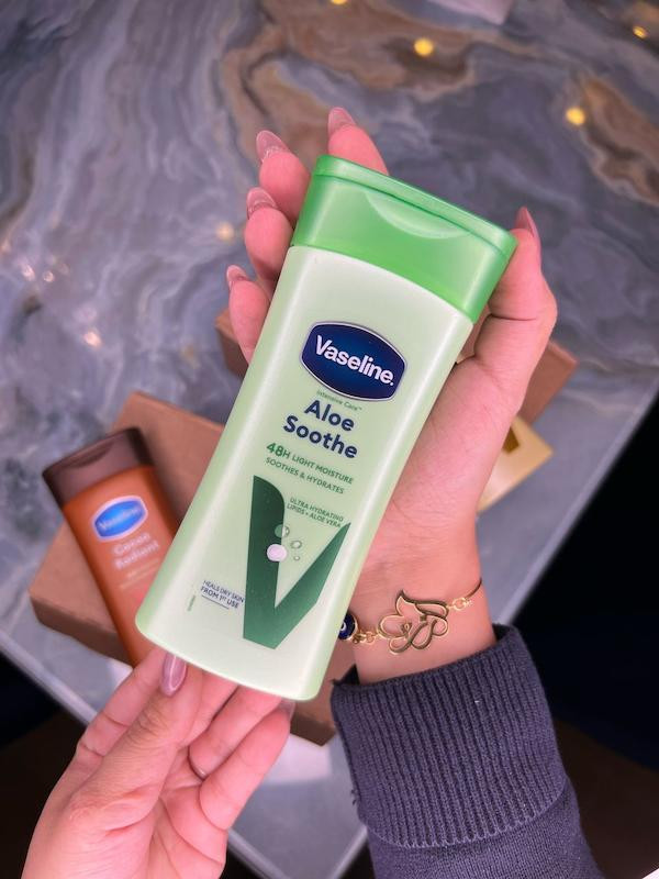 لوسیون بدن وازline مدل Aloe Soothe ، حاوی عصاره آلوئه ورا ، مناسب برای پوست های معمولی تا خشک ، با حجم 200 میلی(واردات قانونی از منطقه آزاد ارس)